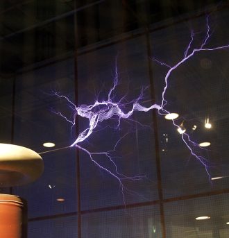 1200px-Lightning_simulator_questacon02